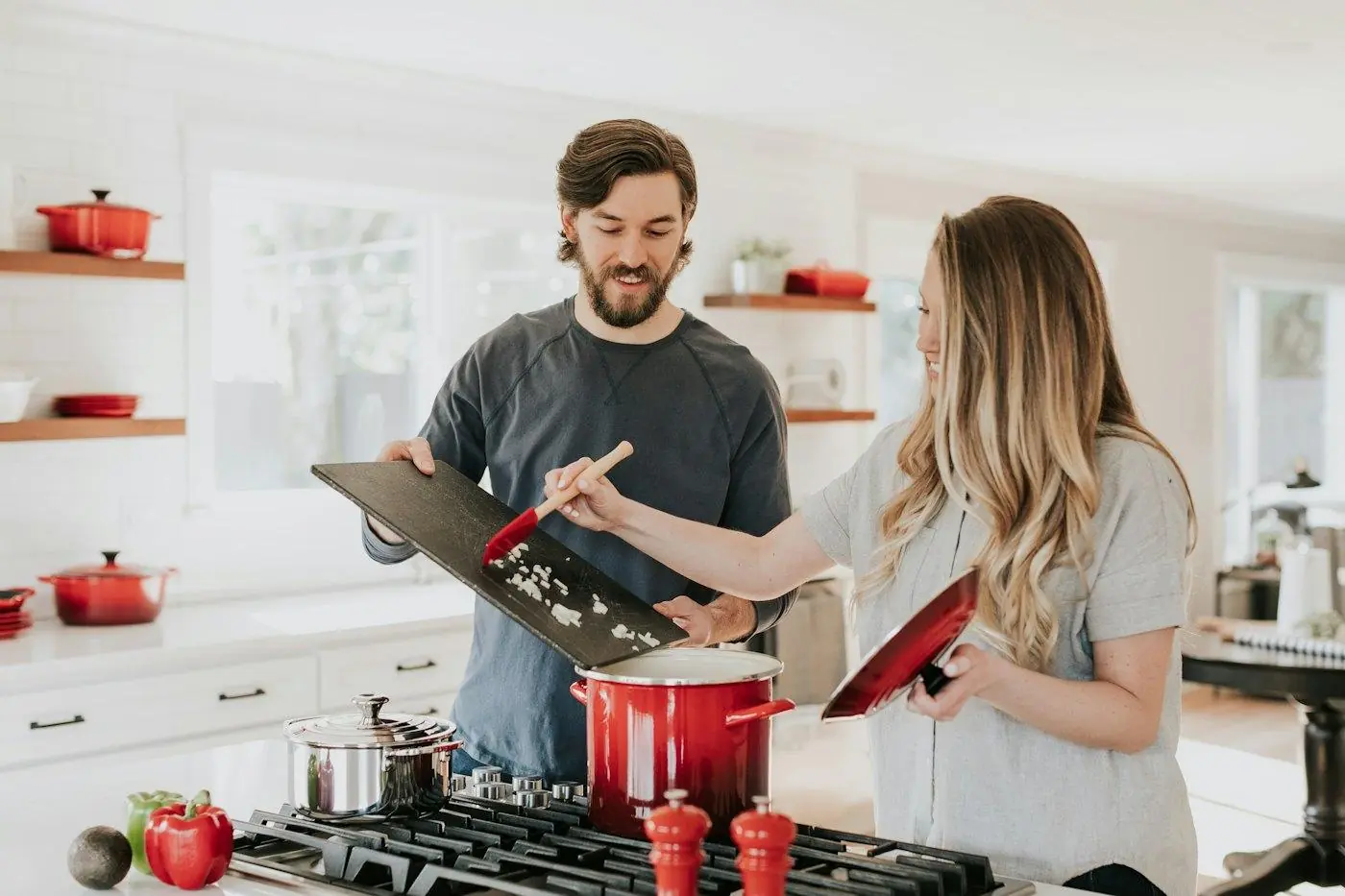 Stel kookt samen in een lichte keuken