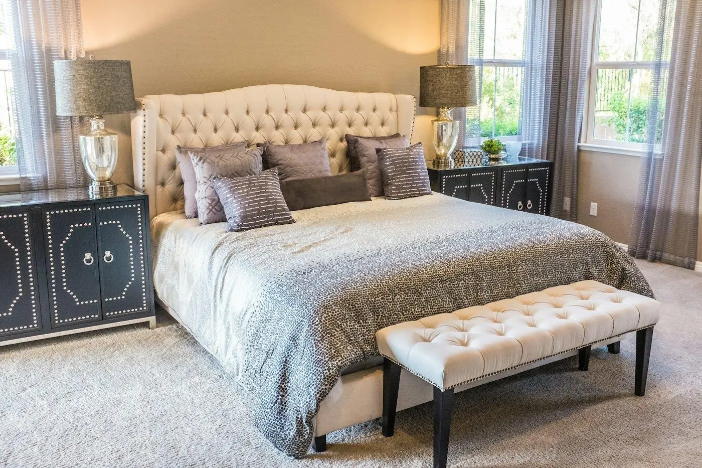 Slaapkamer met gecapitonneerd hoofdbord en zachte plaids