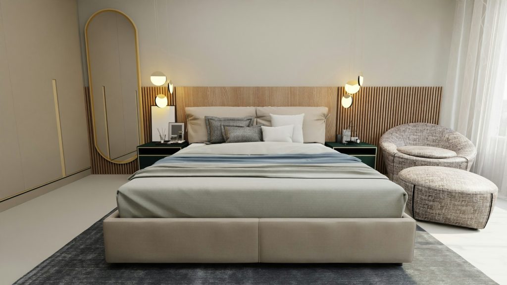 Beige gestoffeerde boxspring met wandlampen in een moderne slaapkamer