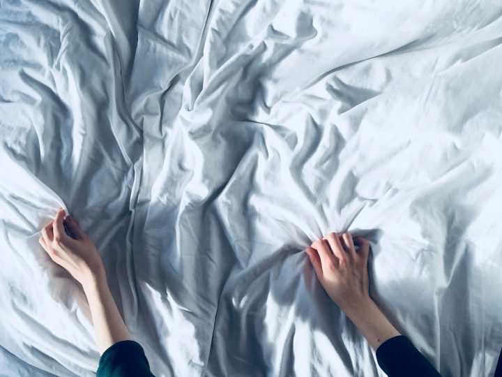 Matras schoonmaken: zo krijg je vlekken en geurtjes eruit